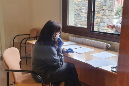Una treballadora del consell de l’Urgell preparant l’entrega de les targetes moneder.