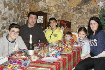 La família Ortega i la família Font de Mollerussa, dos ‘bombolles’ que es van reunir per donar la benvinguda al 2021 a bombo i platerets.