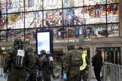Un sanitari treballa a Ifema durant el tercer dia de funcionament com a hospital provisional.