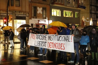 Imagen de la fuente de la plaza España de Barcelona llena de espuma tras verter el jabón.