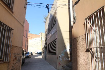 Un fanal amb els cables arrancats a l’avinguda La Canadenca.