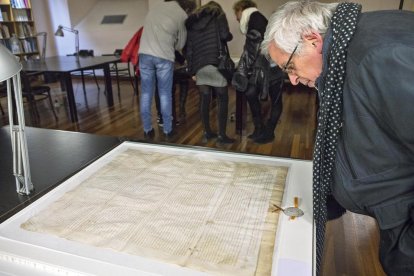 La muestra incluye una treintena de documentos que van del año 1072 hasta el siglo XX.