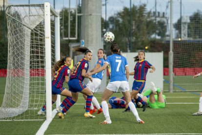 La jugadora del AEM Iris tuvo esta buena ocasión de gol.