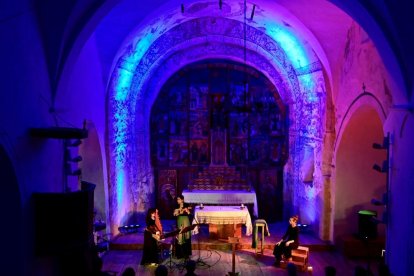 El recinte firal d’Esterri d’Àneu va acollir l’espectacle protagonitzat pel grup de folk Corrandes són Corrandes amb l’artista Jaume Arnella.