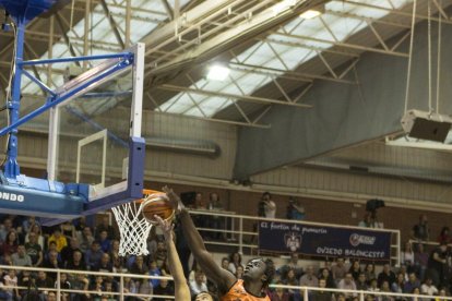 Chapela, defendido por hasta tres jugadores del Oviedo.