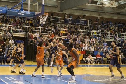 Chapela, defendido por hasta tres jugadores del Oviedo.