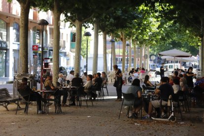 El Eix Comercial, ayer por la tarde con compradores y peatones ataviados en su mayoría con mascarillas.