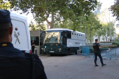 Furgón de la Guardia Civil que trasladó ayer a los siete independentistas a la cárcel de Soto del Real.