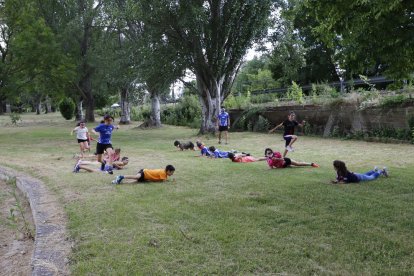 Usuarios del Sícoris ayer en el gimnasio del club donde se limita el aforo al 50 por ciento.