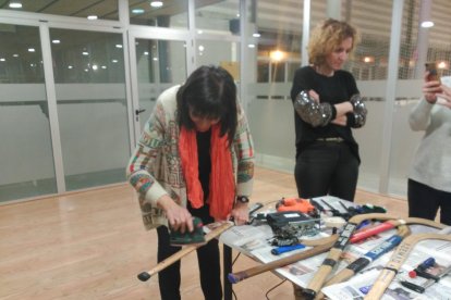 Talleres diversos - Desde el Hoquei Club Alpicat se organizan diversos talleres que van desde la reparación de sticks, lo que permite alargar la vida útil de este material, hasta sesiones de costura para reparar prendas, con el consiguiente aho ...