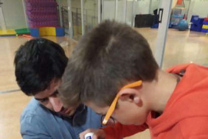 Talleres diversos - Desde el Hoquei Club Alpicat se organizan diversos talleres que van desde la reparación de sticks, lo que permite alargar la vida útil de este material, hasta sesiones de costura para reparar prendas, con el consiguiente aho ...