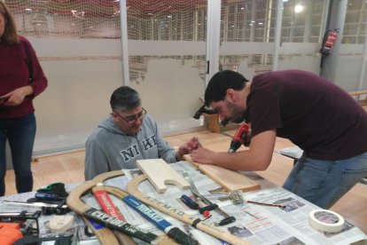 Talleres diversos - Desde el Hoquei Club Alpicat se organizan diversos talleres que van desde la reparación de sticks, lo que permite alargar la vida útil de este material, hasta sesiones de costura para reparar prendas, con el consiguiente aho ...