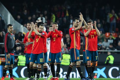 Morata disputa una pilota amb un defensa noruec.