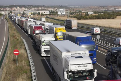 Estado en el que quedó el camión en el que viajaban los dos heridos.
