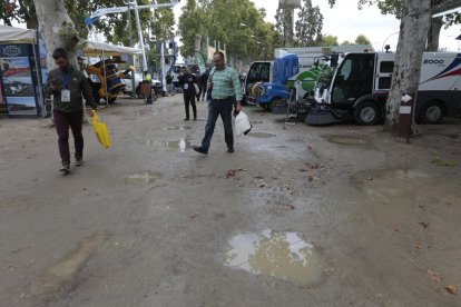 Visitantes y expositores tuvieron que sortear múltiples charcos en el recinto ferial.