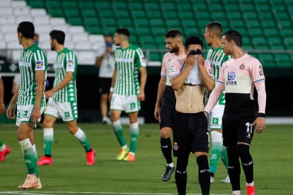 Wu Lei se lamenta por la ocasión de gol perdida.