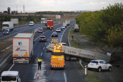 El vehículo accidentado ayer en Cappont sufrió desperfectos tras chocar contra una farola.