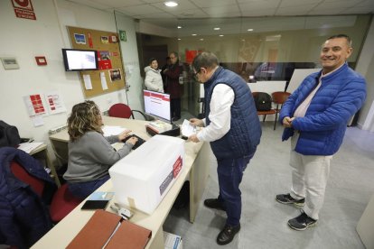 Pedro Sánchez vota en la consulta per avalar el preacord per a una coalició amb Unides Podem.