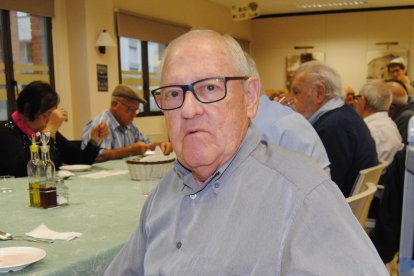 Un dels grups de persones que van a dinar a l’Espai Social.