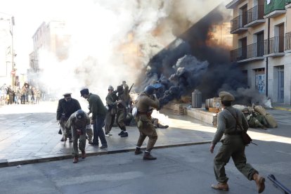 Recreació del combat entre les tropes republicanes i les revoltades davant de l’església de la Granadella, ahir.