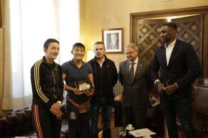 Ai Tsunoda va rebre un obsequi de la Paeria després de les dos medalles internacionals.