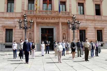 Cunillera preside el minuto de silencio en la subdelegación del gobierno en Lleida en recuerdo de las víctimas de la Covid-19