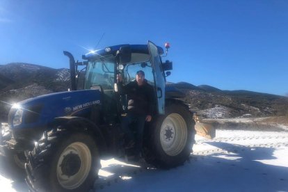L’alcalde de Sant Esteve, Jordi Navarra, netejant carreteres i, a la dreta, el pàrquing de l’antiga caserna de Vielha.