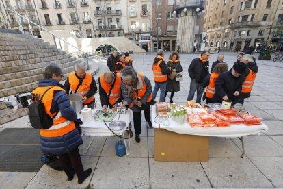 La Marea Pensionista de Lleida, preparant el dia 23 l’última acció reivindicativa de l’any a la plaça Sant Joan de Lleida ciutat.
