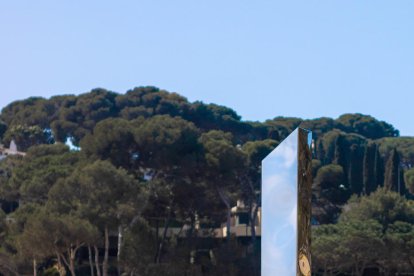Tiren a terra el misteriós monòlit que va aparèixer en una platja de Castell-Platja d'Aro