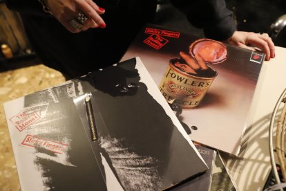 Algunes de les prop de 50 fotos firmades pels membres de la banda britànica lluen entre les parets de l’habitatge de Rosa Sancho.