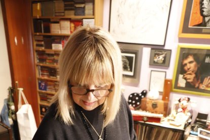 Algunes de les prop de 50 fotos firmades pels membres de la banda britànica lluen entre les parets de l’habitatge de Rosa Sancho.