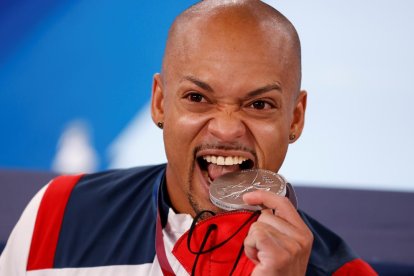 Ana Peleteiro celebra el bronze al costat de la veneçolana Yulimar Rojas, la seua companya d’entrenaments i que va ser la gran dominadora del triple salt.