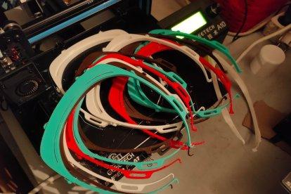 Las viseras protectoras que docentes de la UdL imprimen en 3D en sus domicilios.