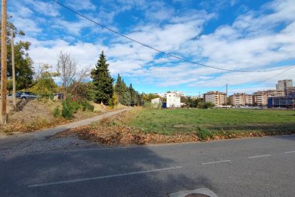 Vista de parte de los terrenos, con el parking situado en la parte más elevada, a la izquierda.