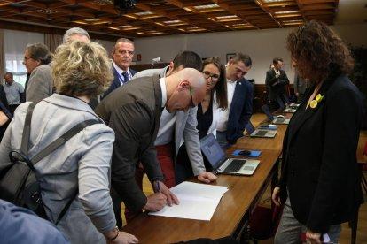 Junqueras compleix el tràmit de l’acta acompanyat de Rufián.