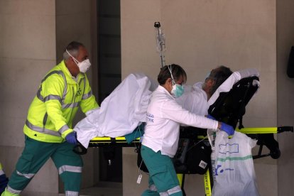 Llegada de uno de los primeros furgones funerarios al Palacio de Hielo de Madrid.