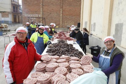 Veïns i voluntaris es van reunir ahir a primera hora del matí a les sitges d’Artesa de Segre per elaborar el tradicional mondongo, per al qual es van matar quatre porcs.