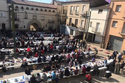 Veïns i voluntaris es van reunir ahir a primera hora del matí a les sitges d’Artesa de Segre per elaborar el tradicional mondongo, per al qual es van matar quatre porcs.