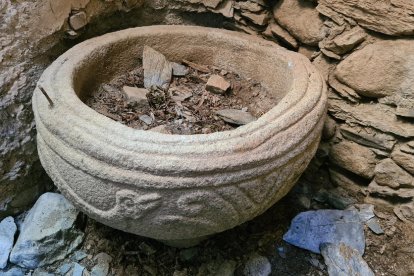 Trasllat dilluns passat de les dos piles de pedra de l’església en ruïnes d’Àrreu a la de Borén.