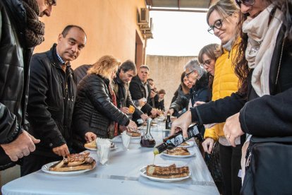 Visitantes degustando ayer el aceite de Juncosa.
