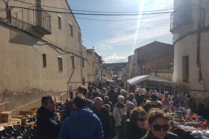 Visitantes degustando ayer el aceite de Juncosa.