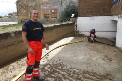 Veïns i equips d’emergència es van coordinar per netejar les zones afectades.