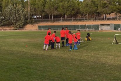 A la imatge, el grup de quinze jugadors d’entre 4 i 10 anys que s’entrenen a l’Albi però que per ara no volen competir.
