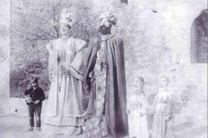 Fotografías que muestran las celebraciones y el día a día de los vecinos, que giraban en torno al Castell de Ribelles.