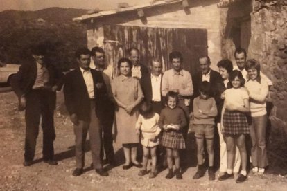 Fotografías que muestran las celebraciones y el día a día de los vecinos, que giraban en torno al Castell de Ribelles.