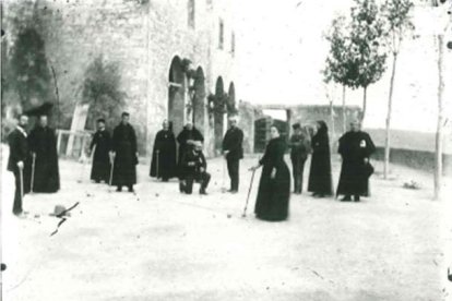 Fotografías que muestran las celebraciones y el día a día de los vecinos, que giraban en torno al Castell de Ribelles.