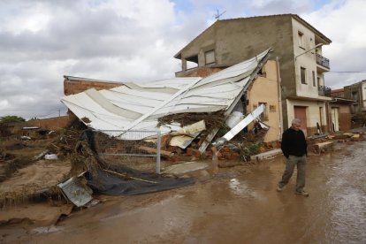 La cubierta del almacén de una empresa textil se derrumbo durante el temporal dejando el edificio en ruinas.