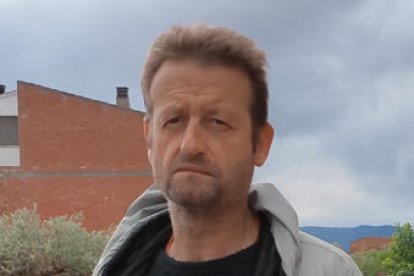 La cubierta del almacén de una empresa textil se derrumbo durante el temporal dejando el edificio en ruinas.