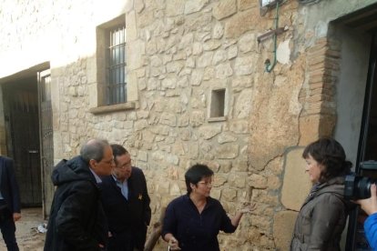La cubierta del almacén de una empresa textil se derrumbo durante el temporal dejando el edificio en ruinas.