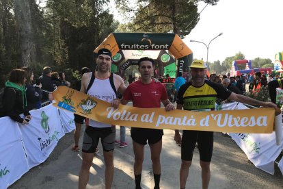 El grup de participants de la pionera cursa de carros de nadons abans de la prova.
